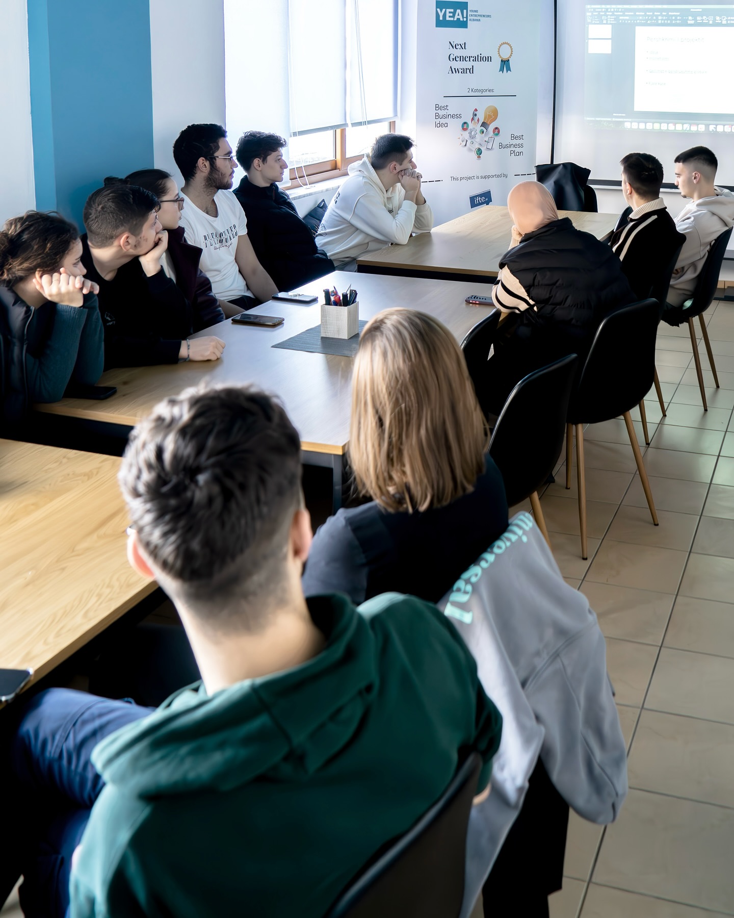 Faza Finale e YEA Award Series Fillon: Pjesëmarrësit Po Punojnë në Projektet Etyre me Mentoring të Përshtatshëm! 🚀